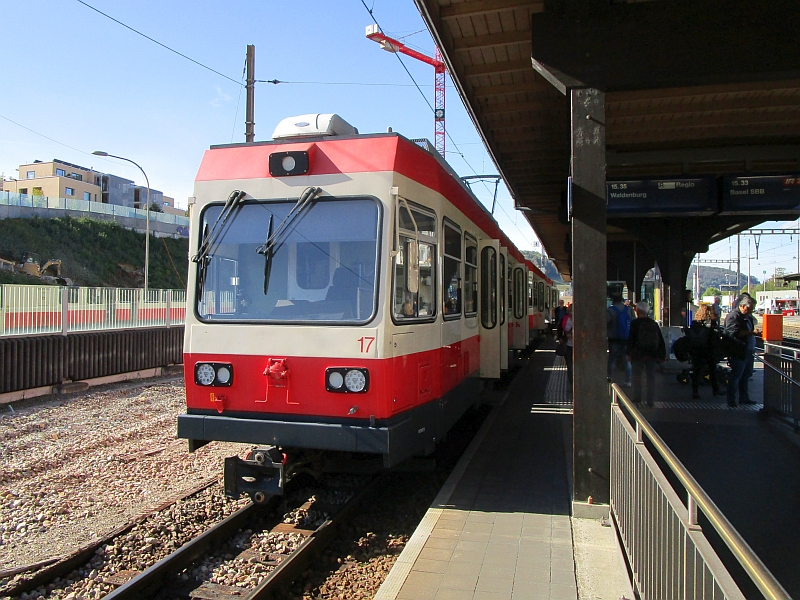 Triebzug der Waldenburgerbahn im Bahnhof Liestal