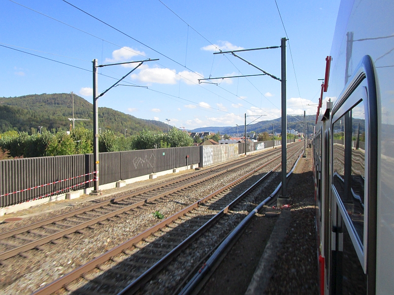 Fahrt parallel zu den normalspurigen Gleisen der Hauensteinlinie der SBB