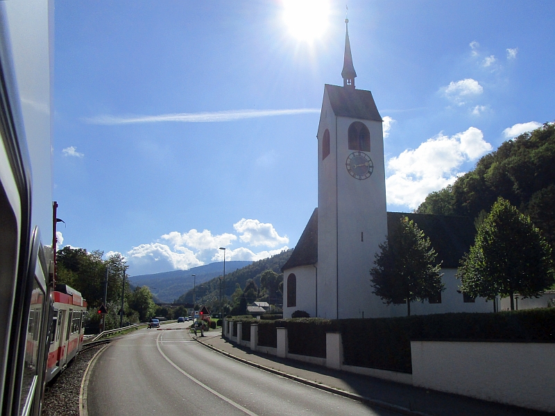 Bahnübergang an der Kirche St. Peter in Oberdorf