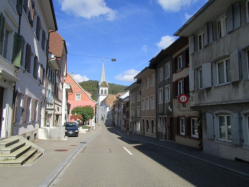 Blick durch die Hauptstraße zur reformierten Pfarrkirche