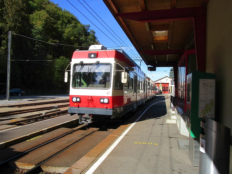 Einfahrt eines Triebzugs in den Bahnhof Waldenburg