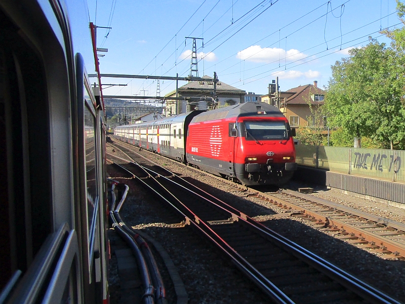 Begegnung mit einem Intercity bei der Einfahrt in den Bahnhof Liestal