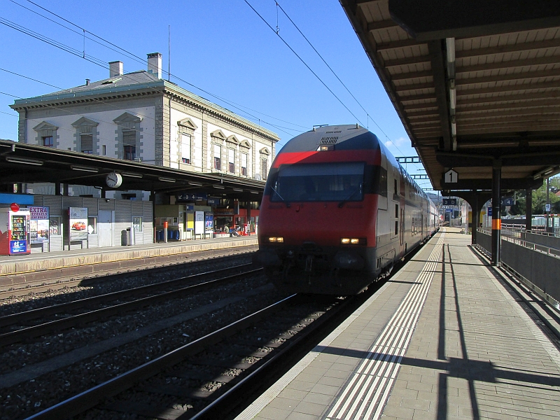 Einfahrt eines Intercity-Zugs in den Bahnhof Liestal