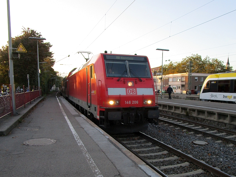 Einfahrt eines Zugs der Schwarzwaldbahn in den Bahnhof Radolfzell