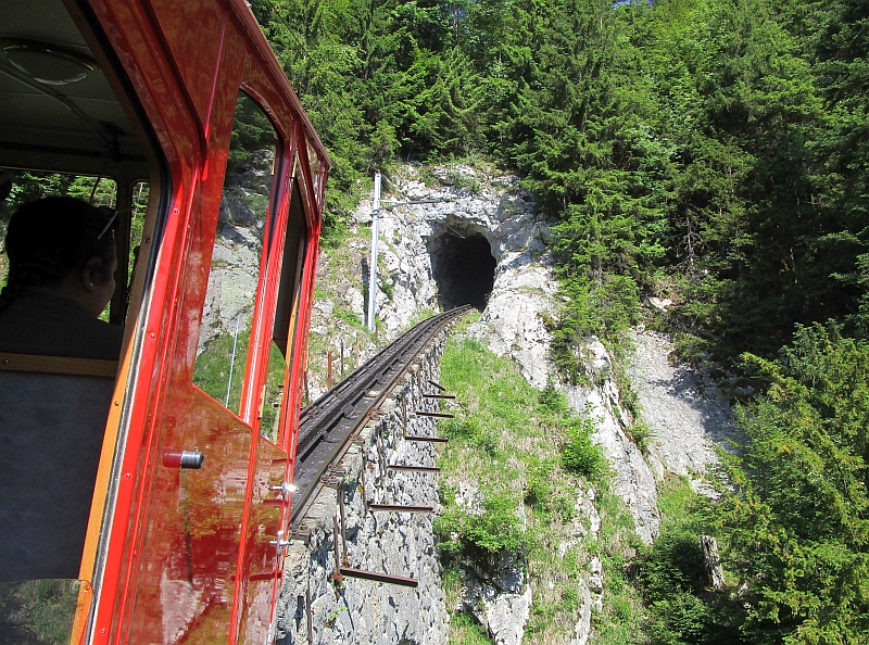 http://www.bahnreiseberichte.de/100-Pilatus/100-16Pilatusbahn-Wolforttunnel.JPG