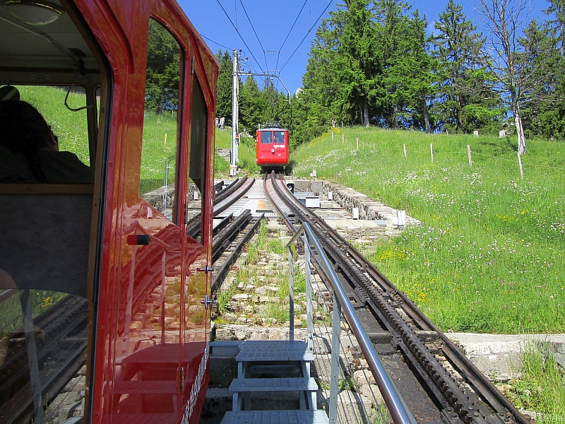 http://www.bahnreiseberichte.de/100-Pilatus/100-18Pilatusbahn-Ausweiche-Aemsigen.JPG