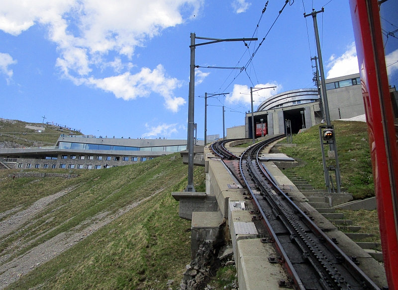 http://www.bahnreiseberichte.de/100-Pilatus/100-31Pilatusbahn-Ausfahrt-Bergstation.JPG