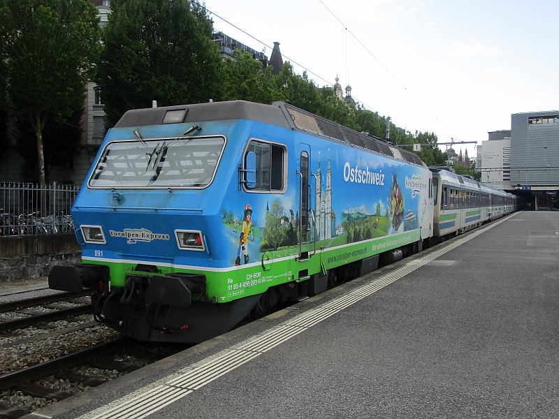Voralpen-Express im Bahnhof Luzern