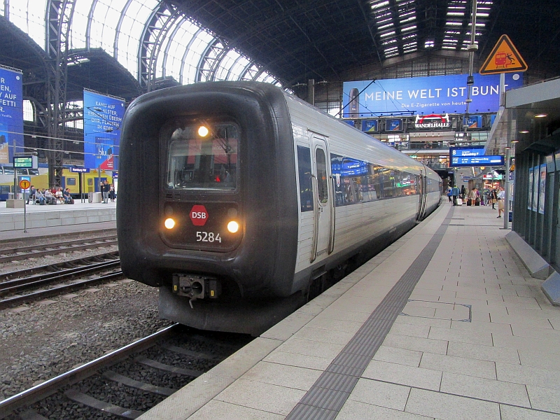 Dänischer Dieseltriebzug vom Typ IC3 im Hauptbahnhof Hamburg