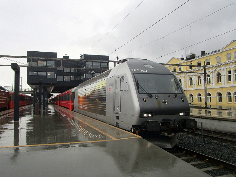 Elektrolok des Typs El 18 vor dem Zug Trondheim-Oslo