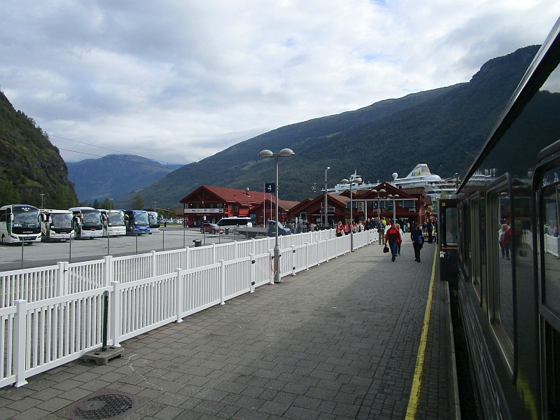 Blick vom Zug über den Bahnsteig von Flåm