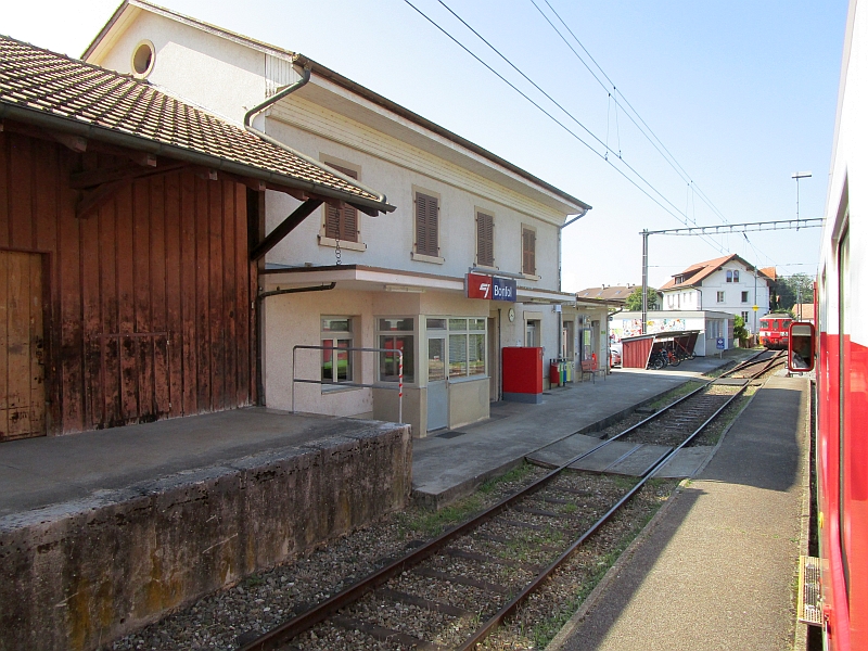Blick vom Zug auf den Bahnhof Bonfol