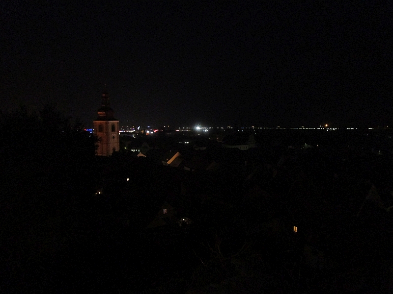 Blick bei Dunkelheit über die Dächer von Ptuj