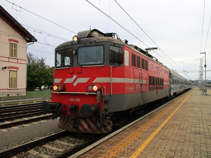 Einfahrt des IC 503 in den Bahnhof Ptuj