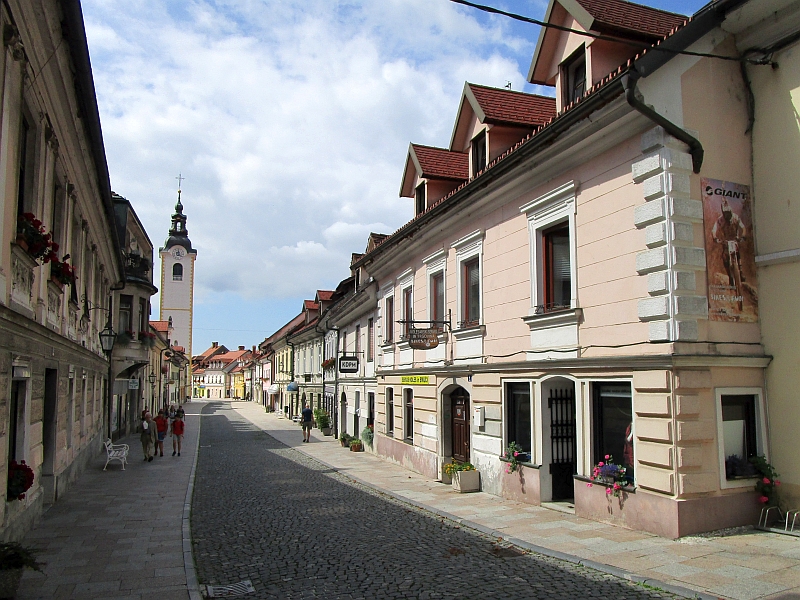 Historische Hauptstraße Šutna in der Altstadt von Kamnik