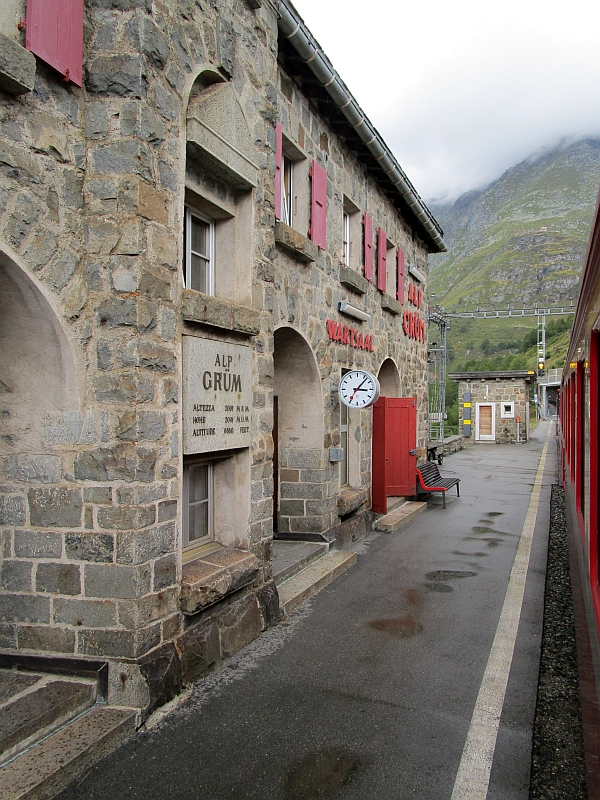 Einfahrt in den Bahnhof Alp Grüm