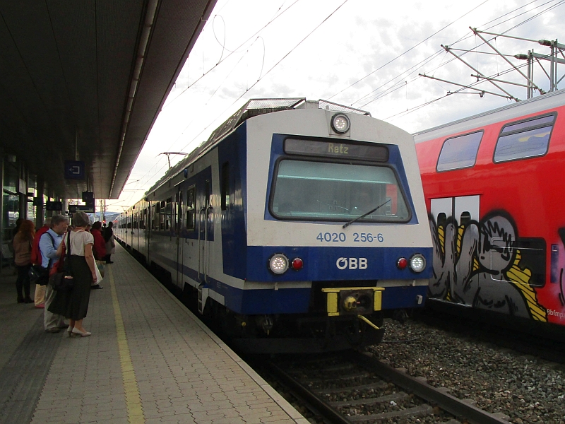 Triebzug der Reihe 4020 im Bahnhof Baden
