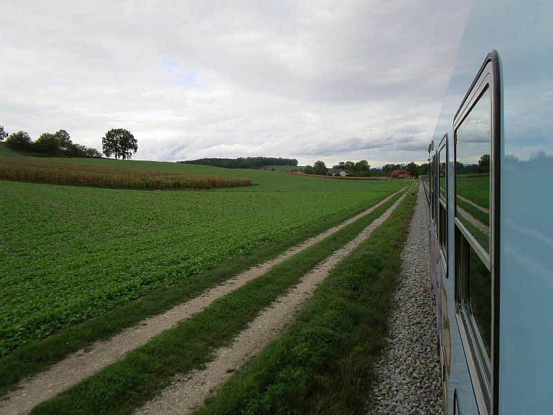 Blick aus dem Zugfenster bei der Fahrt auf der Aschacher Bahn