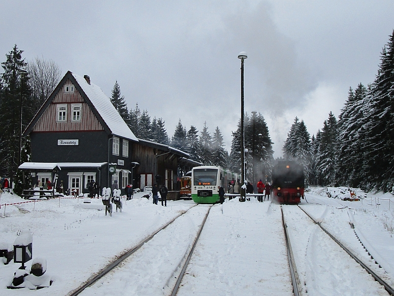 Triebwagen und Dampfzug am winterlichen Bahnhof Rennsteig