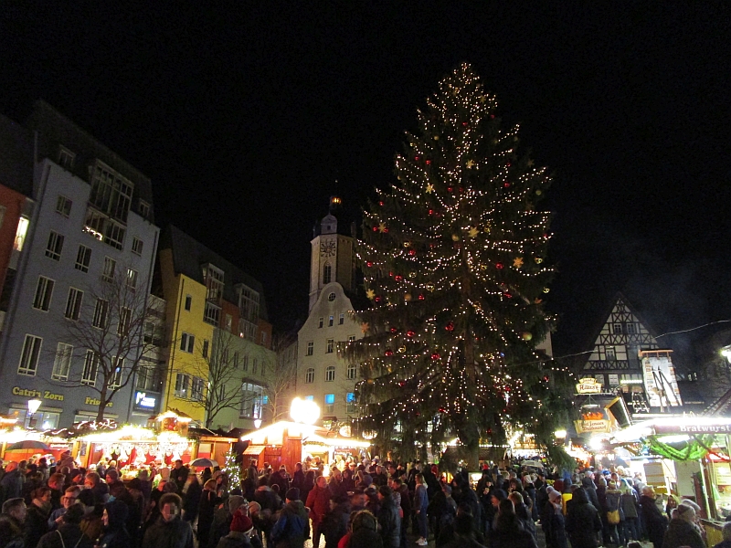 Weihnachtsmarkt in Jena, im Hintergrund die Stadtkirche St. Michael