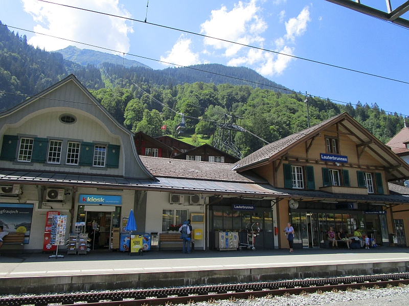 Blick vom Bahnhof Lauterbrunnen auf die Seilbahn zur Station Grütschalp