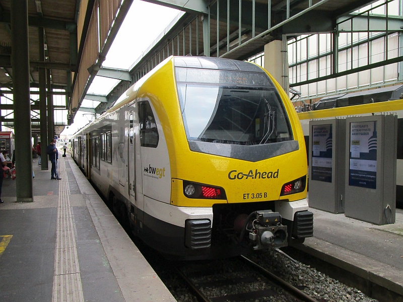 Flirt-Triebzug von Go-Ahead im Hauptbahnhof Stuttgart