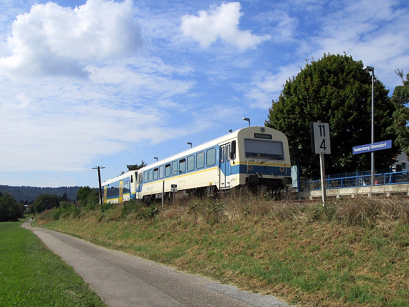 Steuerwagen und Regioshuttle der Wieslauftalbahn in Rudersberg-Oberndorf