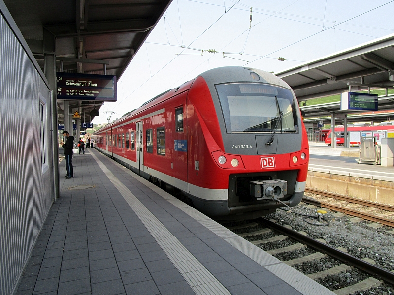 Triebzug der Baureihe 440 im Hauptbahnhof Würzburg