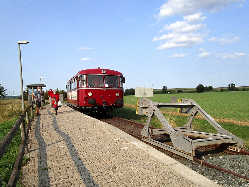 Uerdinger-Schienenbus am Haltepunkt Seligenstadt Mainschleifenbahn