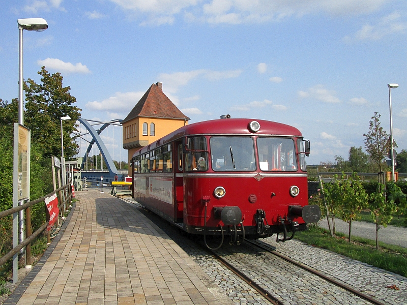 Schienenbus der Mainschleifenbahn am Endhaltepunkt Astheim