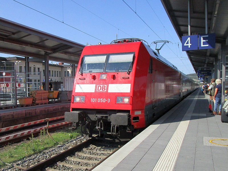 Einfahrt des Eurocity 115 in den Hauptbahnhof Würzburg