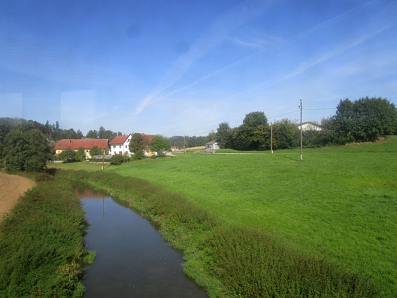 Blick vom Zug über die Faule Aschach zur Bahnstrecke nach Peuerbach