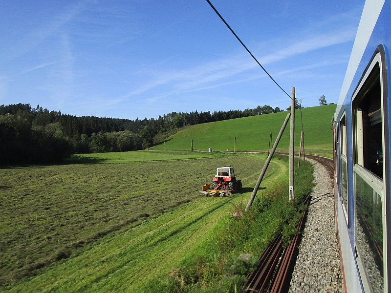 Blick aus dem Zugfenster auf der Mühlkreisbahn