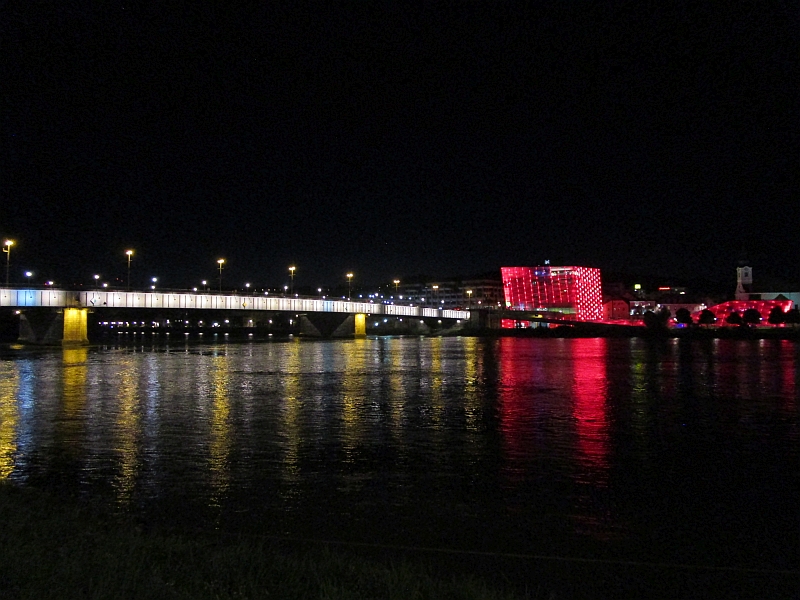 Blick über die Donau zum illuminierten Ars Electronica Center