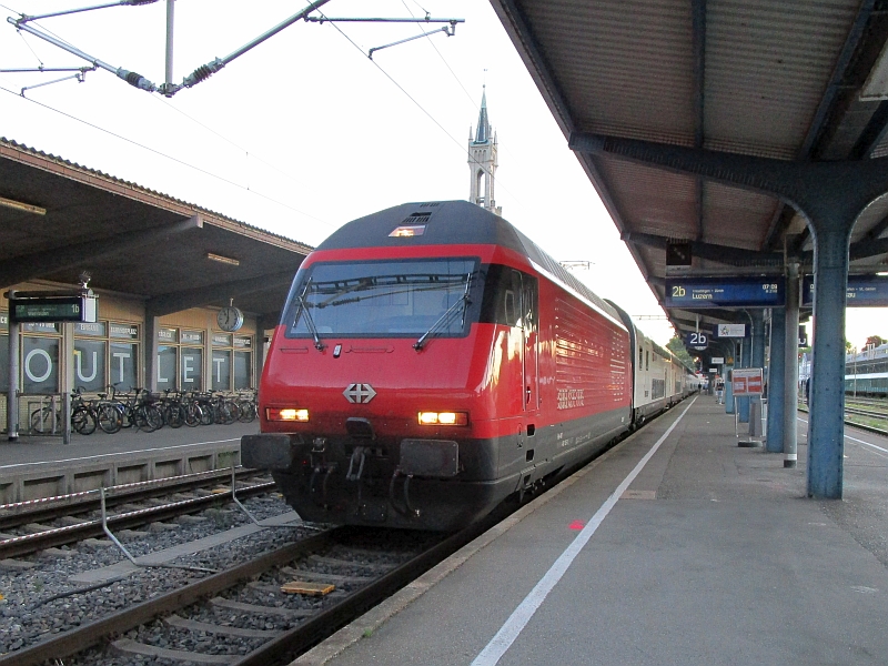Intercity-Doppelstockzug der SBB im Bahnhof Konstanz