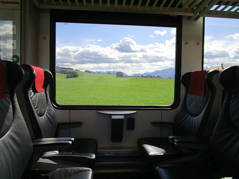 Blick aus dem Zugfenster im Mittelland