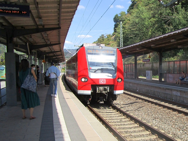 Einfahrt einer S-Bahn der Baureihe 425 am Bahnhof Heidelberg-Altstadt