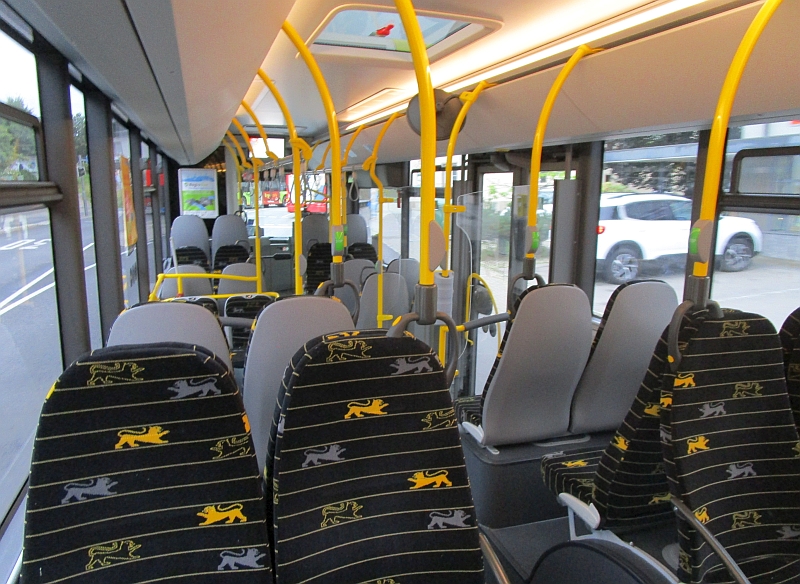 Innenraum RegioBus mit Sitzpolstern im Landesdesign