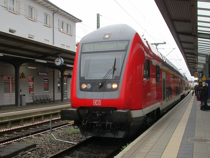 Einfahrt eines Regionalzugs in den Bahnhof Ravensburg