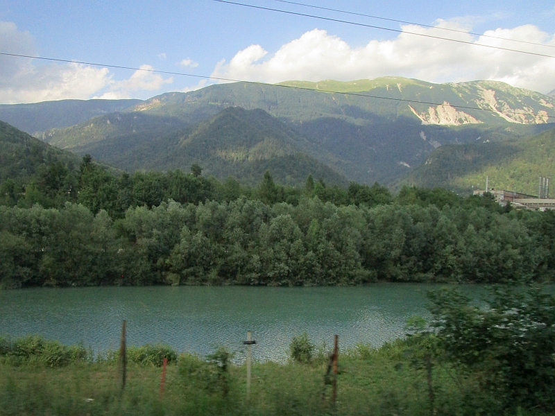 Blick vom Bus über die Save auf die Berglandschaft der Karawanken