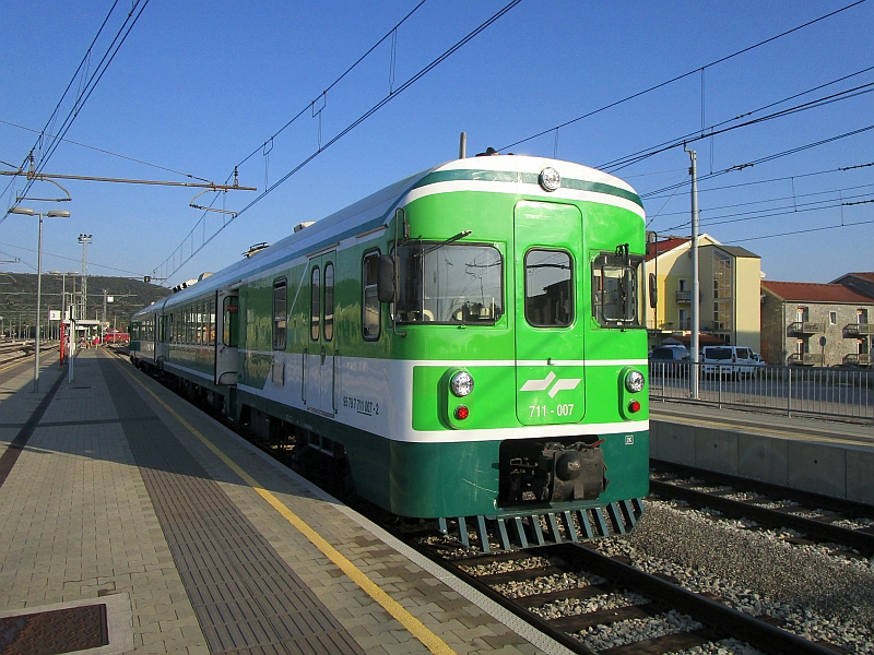 Dieseltriebzug der Baureihe 711 im Bahnhof Divača