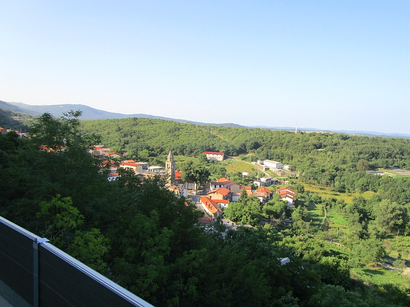 Blick vom Zug auf den Ort Prešnica