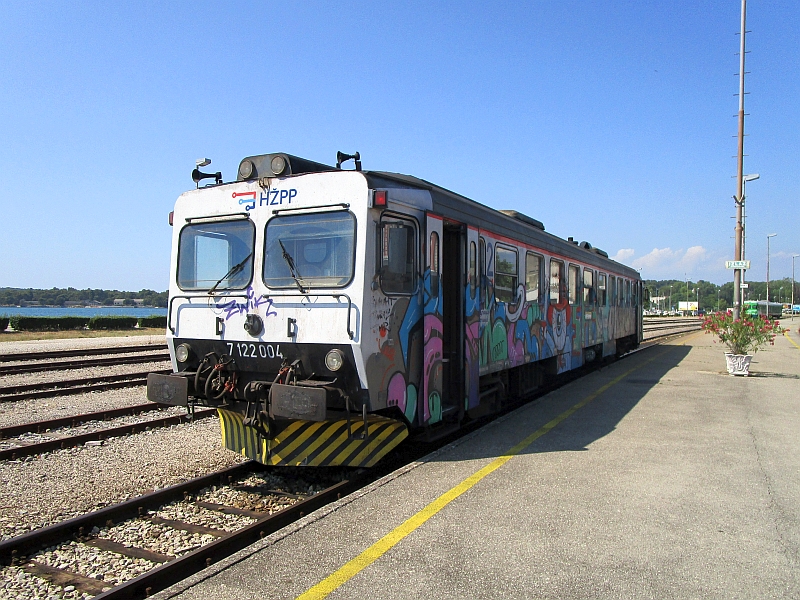 Kroatischer Dieseltriebzug der Baureihe 7122 in Pula