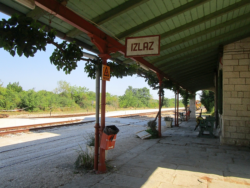 Bahnsteig am Bahnhof von Vodnjan