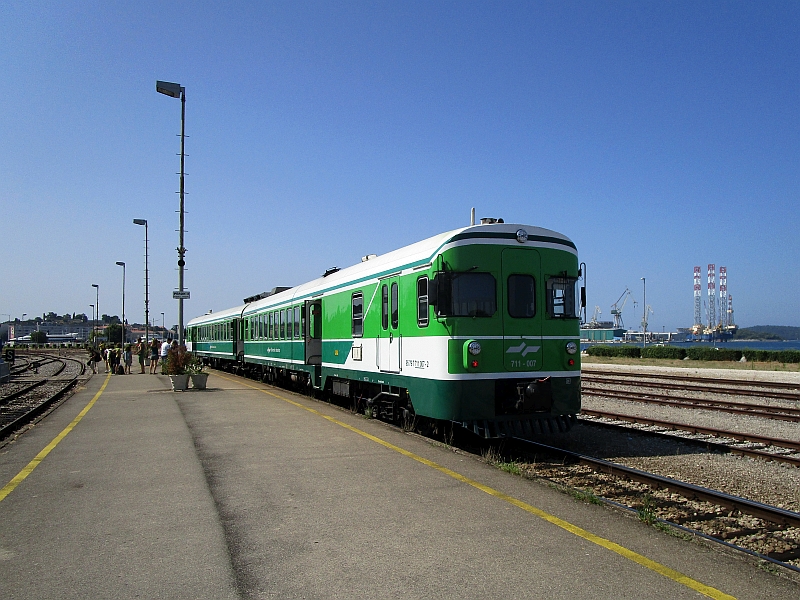 Dieseltriebzug der Baureihe 711 im Bahnhof Pula
