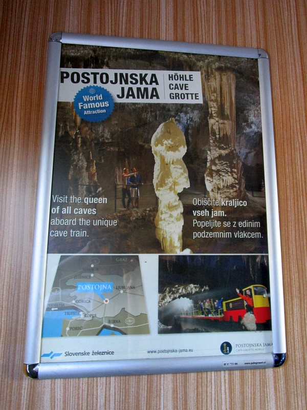 Werbeplakat der Postojnska jama (Höhlen von Postojna) im Zug