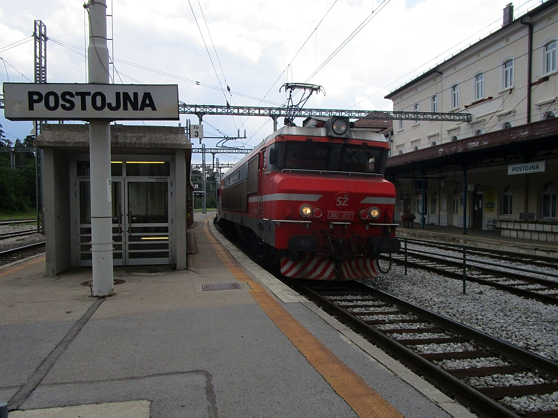Einfahrt des EC 135 in den Bahnhof Postojna