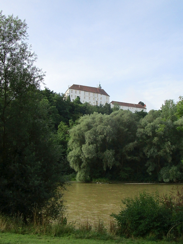 Blick über die Mur zum Schloss Oberradkersburg