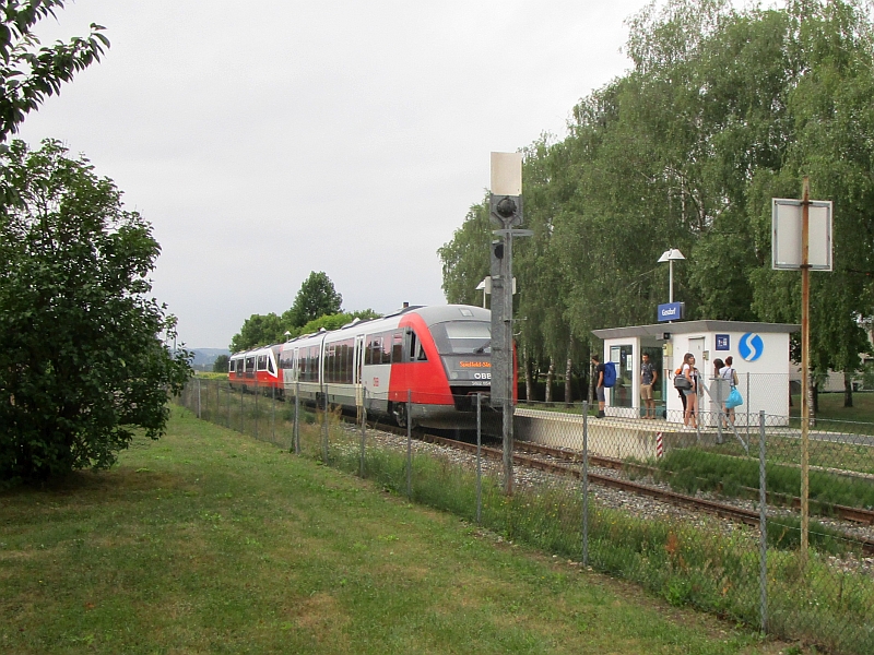 Abschleppzug und Havarist am Haltepunkt Gosdorf