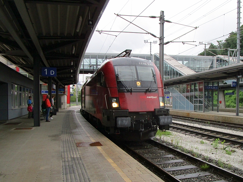 Einfahrt eines Railjets in den Bahnhof Bruck an der Mur